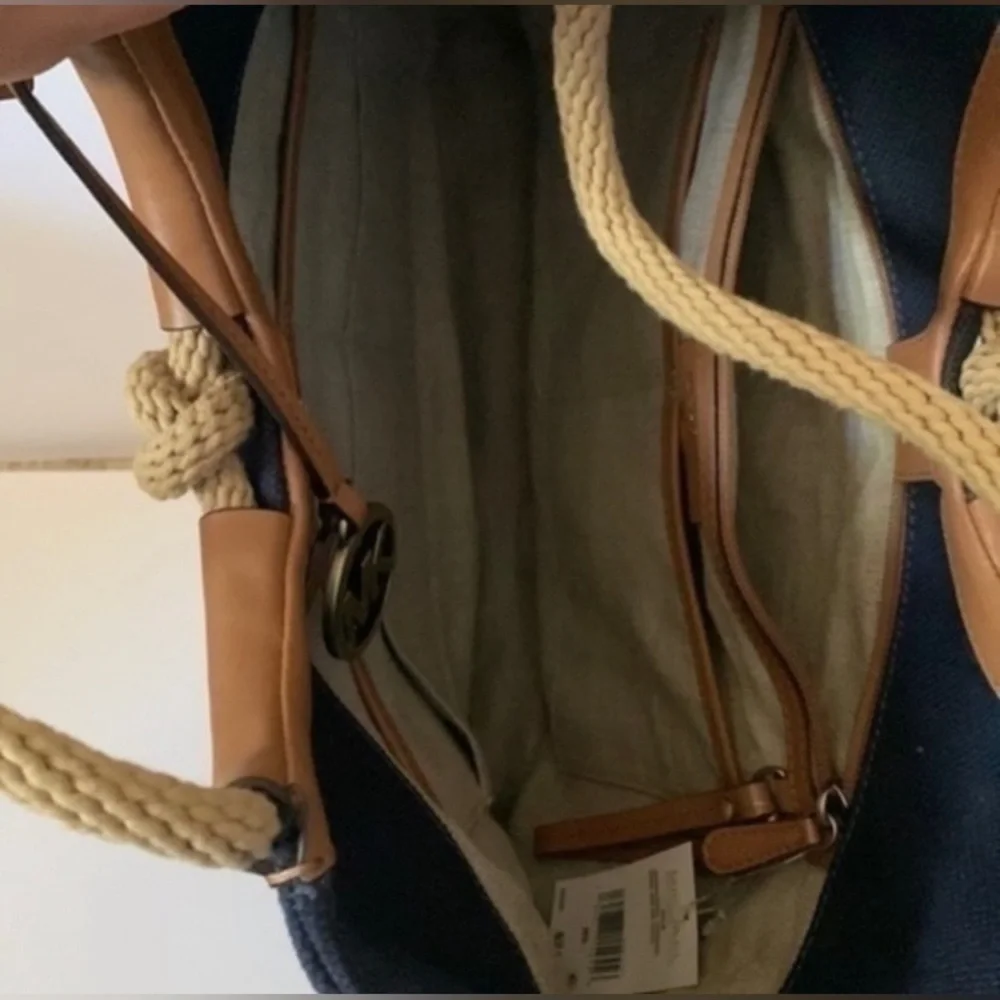 NWT. MICHAEL KORS Isla Ring Shoulder Tote